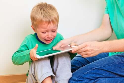 ağlayan çocuk ve tablet