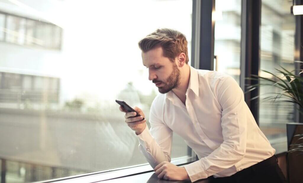 cep telefonu ve bir adam