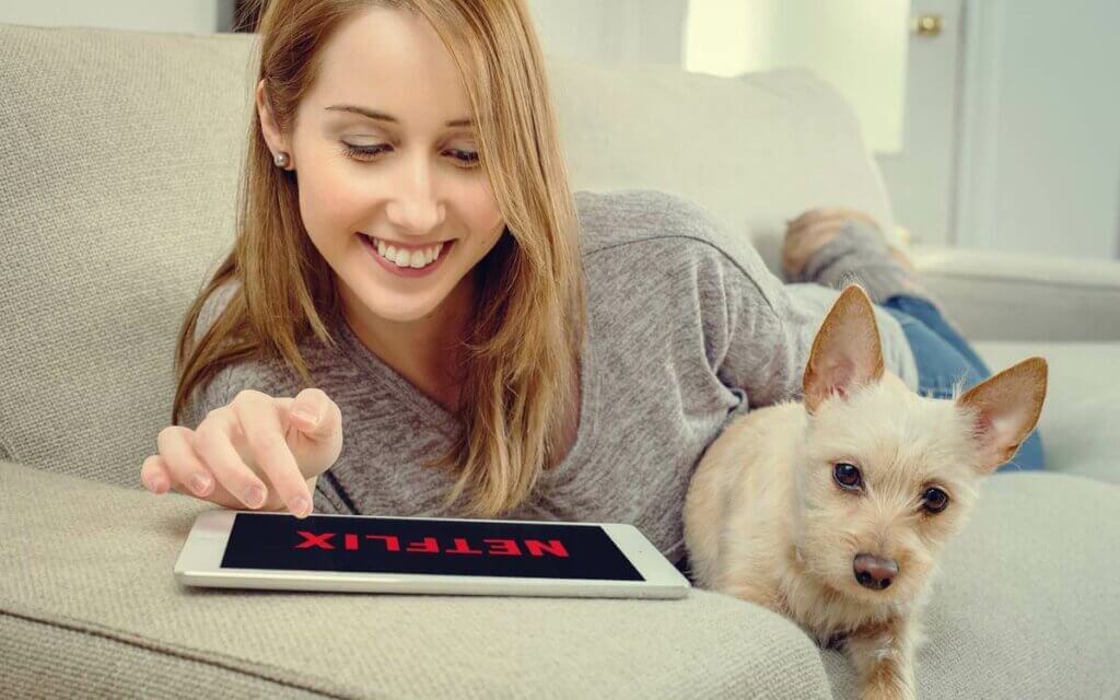 dizi izleyen bir kız