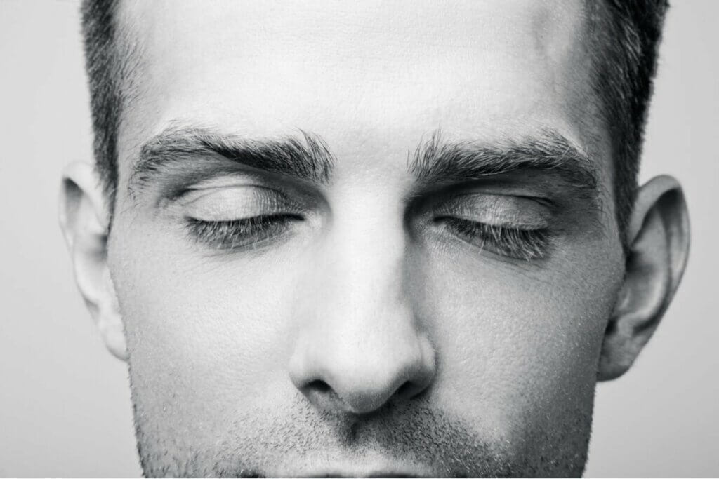 gözleri kapalı bir adam