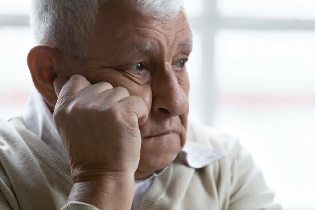 hatırlamaya çalışan yaşlı bir adam