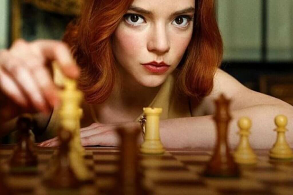 satranç oynayan bir kız