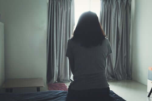 sırtını dönen kadın