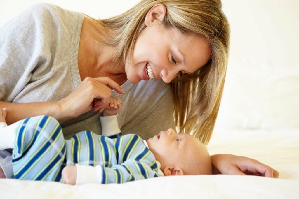 anne dili annece bebeğiyle konuşan anne