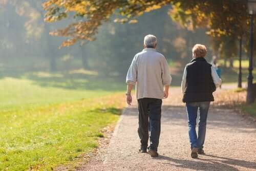 Yaşlı insanlarda yürüyüş ve faydası.