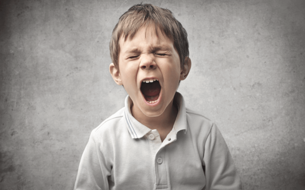 itaatsiz çocuk bağırıyor