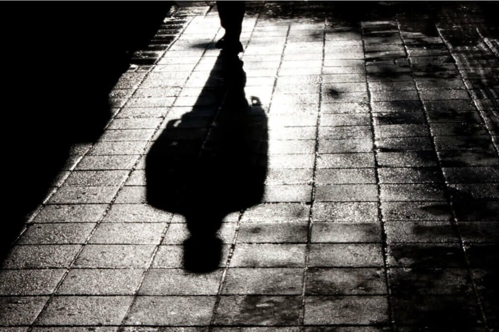 karanlıkta yürüyen adam silüeti