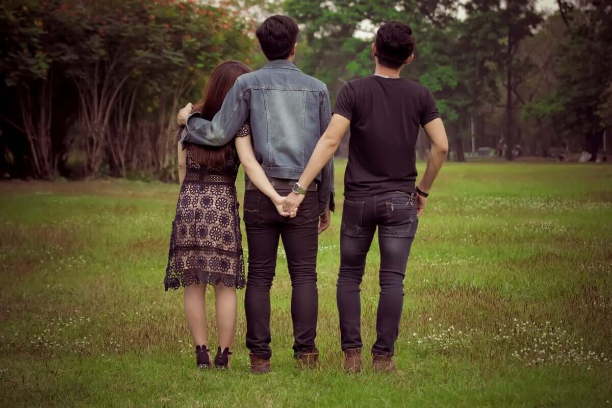 gizli saklı elele tutuşanlar