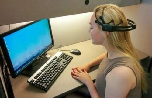 bilgisayarı beyin dalgalarıyla kontrol eden kadın