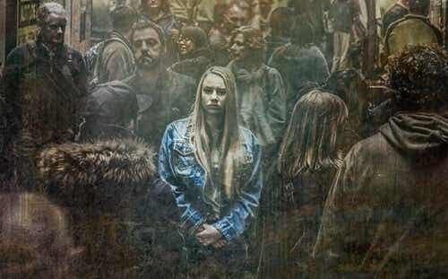 kalabalıkta yanlız başına duran kadın