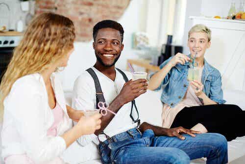 koltukta oturmuş sosyalleşen üç arkadaş