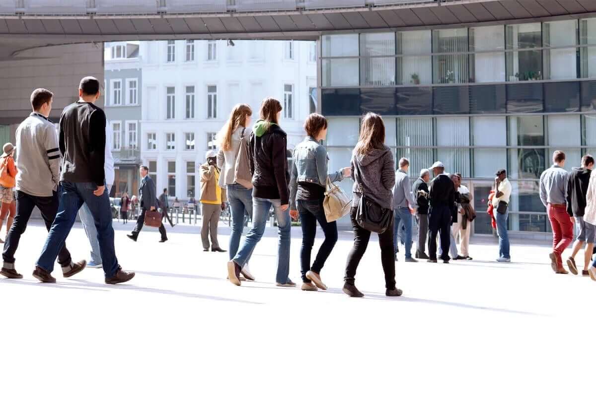 iş çıkışı yürüyen insanlar