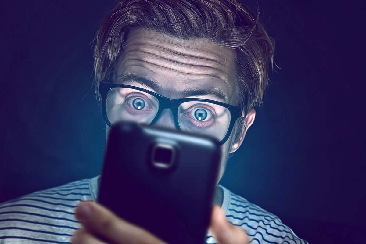 telefonuna bakan adam