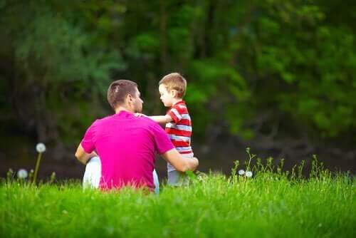 çimlerde oturan baba ve oğlu