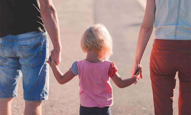anne babasının ellerini tutan çocuk
