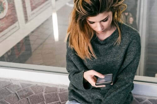 telefonuyla ilgilenen genç kadın