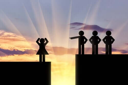 geride bırakılan kadın