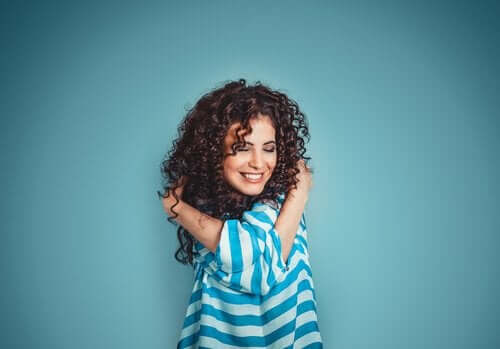 kendine sarılan mutlu kadın