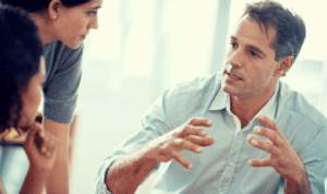 Bir Konuşma Sırasında Nasıl Kendinizden Emin Görünebilirsiniz?