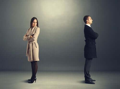 birbirine sırtlarını dönmüş insanlar