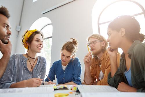 masada toplantı yapan gençler