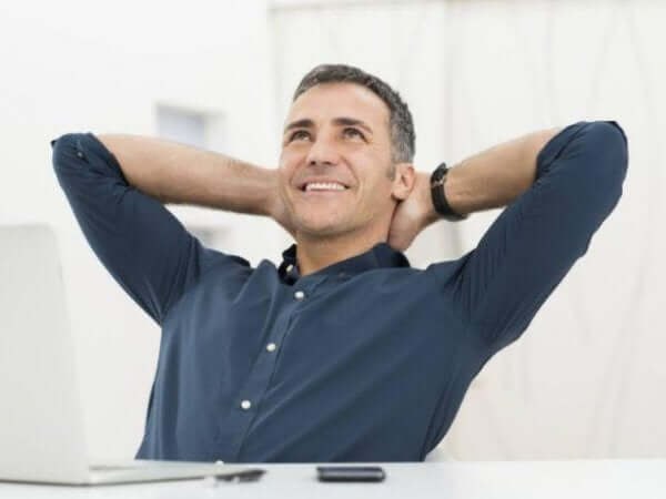 işyerinde mutlu olan adam