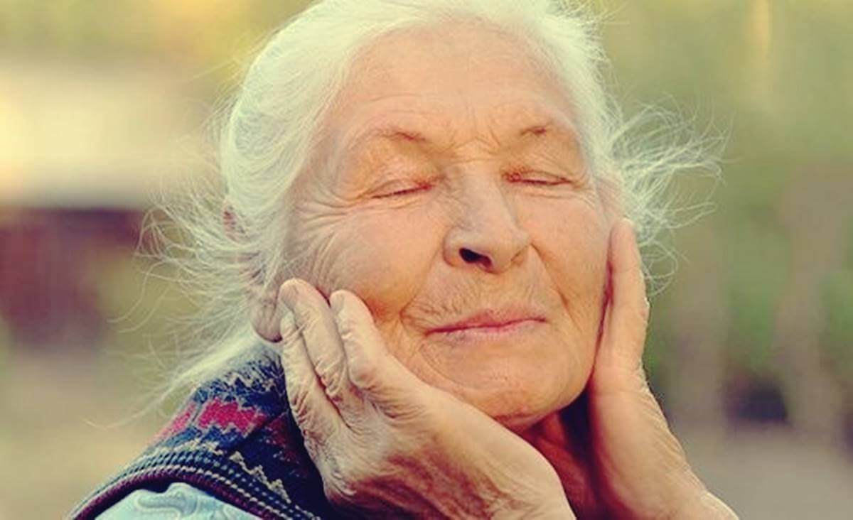 yanaklarını tutan mutlu kadın