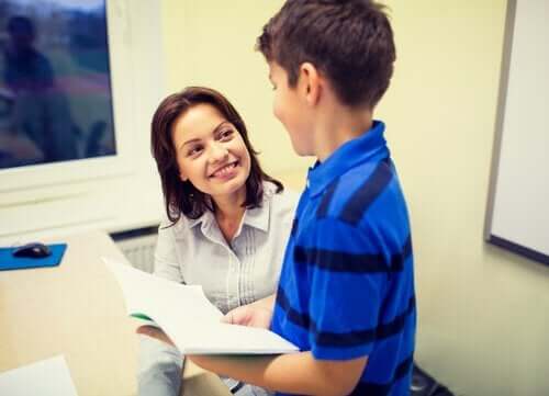 çocukla konuşan okul psikologu