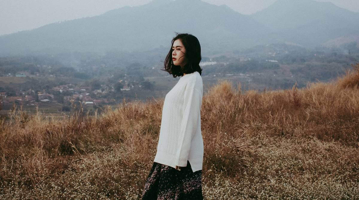 rüzgarlı çayırda duran kadın