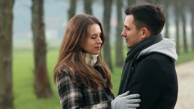 kışın birbirini tutan çift