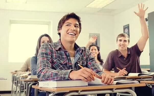 ders dinleyen mutlu öğrenciler