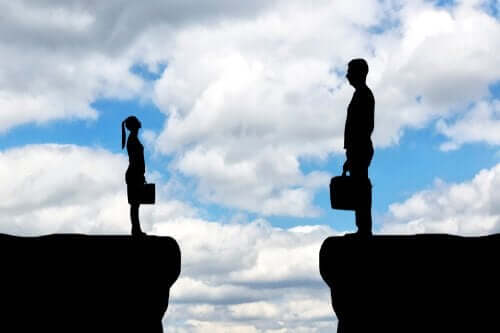 uçurumun gerisinde kalan kadın