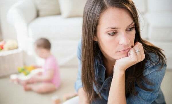 oynayan çocuğa arkasını dönen kadın