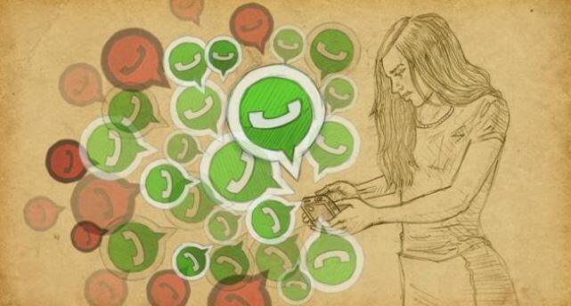 telefonunda whatsapp mesajları olan kadın