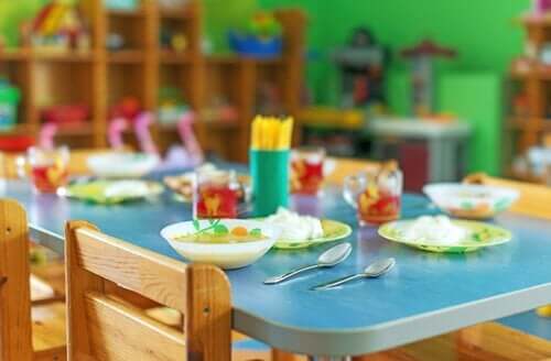çocuklara hazırlanmış yemek masası