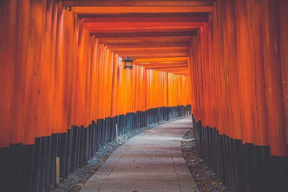 siyah ve turuncuya boyanmış bambulardan yapılmış bir koridor