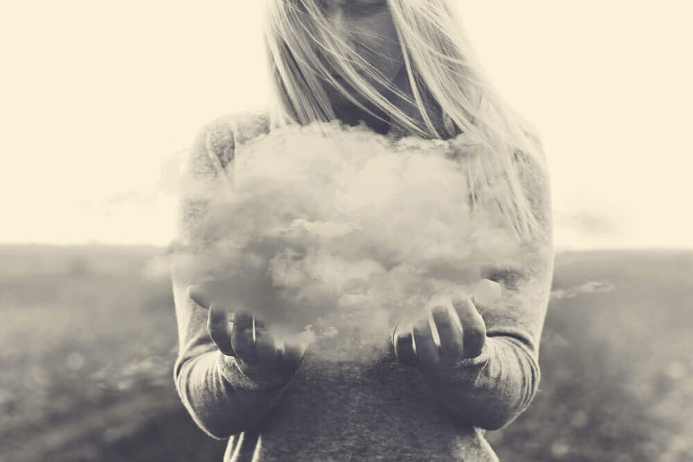 ellerinde minik bir bulut tutan kadın