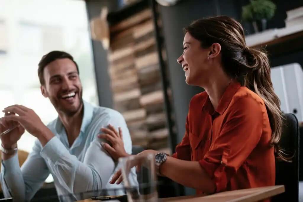 keyifle muhabbet eden iki kişi