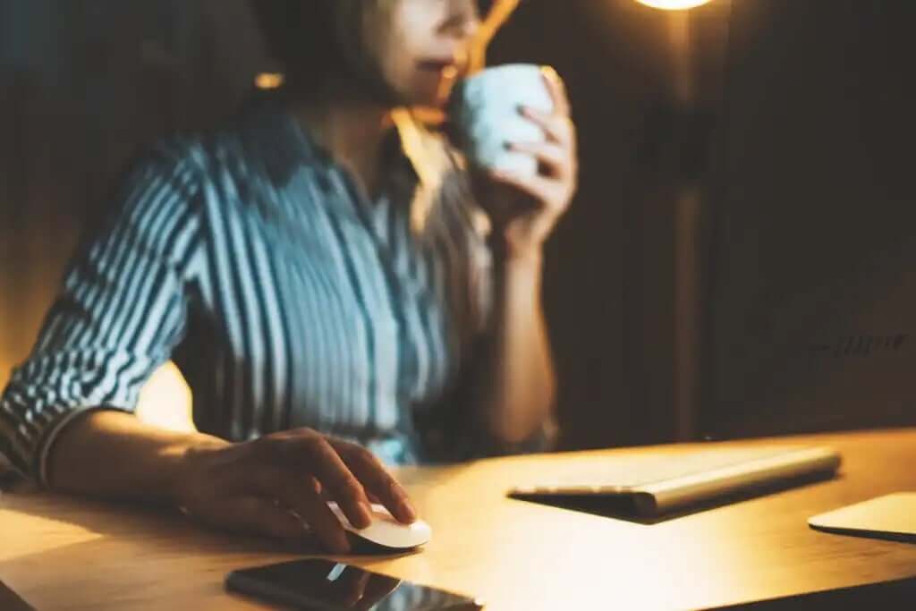 kahve içerek gece gece çalışan kadın