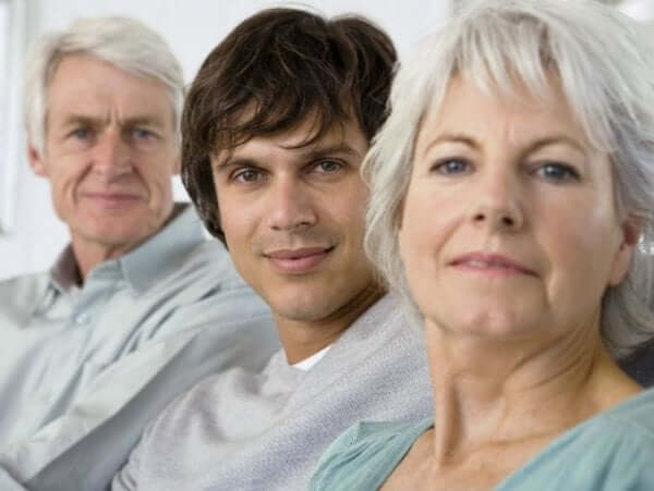 genç adam ve yaşlı ebeveynler