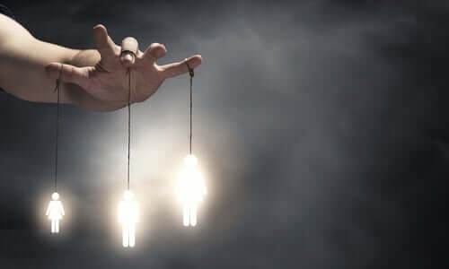 iple parmaklara bağlı ışıklı figürler