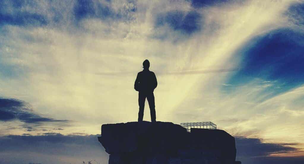 kulenin tepesine çıkmış adam