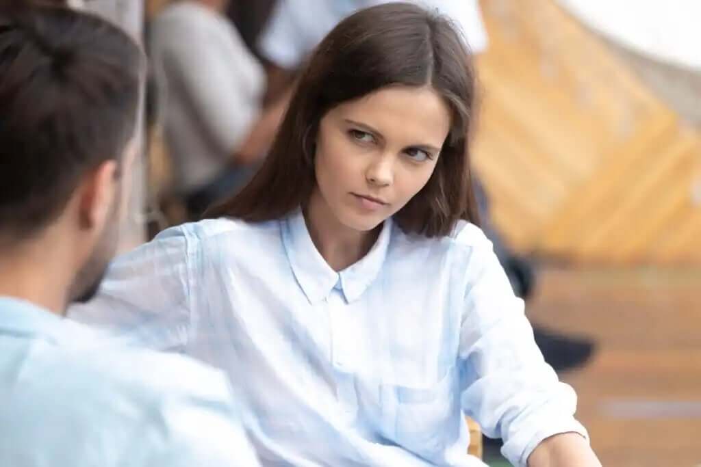 karşısındaki insana öfkeli bir kuşkuyla bakan kadın