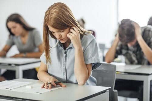 sınava giren genç kız