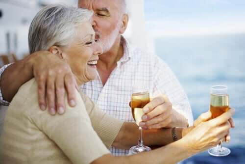 ellerinde içkiyle kutlama yapan mutlu çift