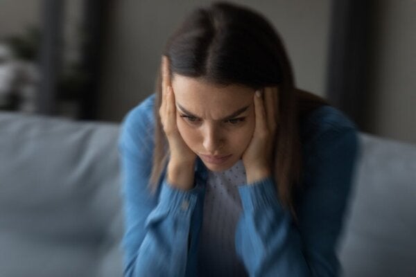 Psikojenik Epileptik Olmayan Nöbetler (PNES): Belirtileri, Nedenleri ve Tedavileri